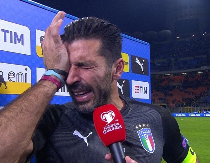 Reprezentacja Włoch w piłce nożnej przegrywa, Buffon płacze