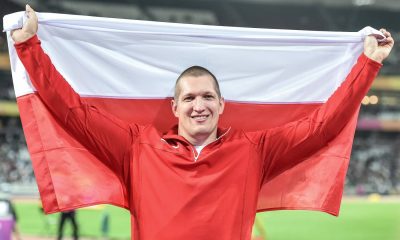Wojciech Nowicki z flagą