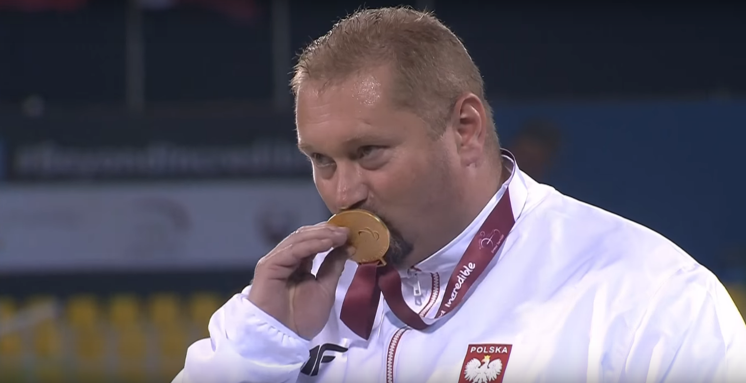 Janusz Rokicki podczas ceremonii medalowej