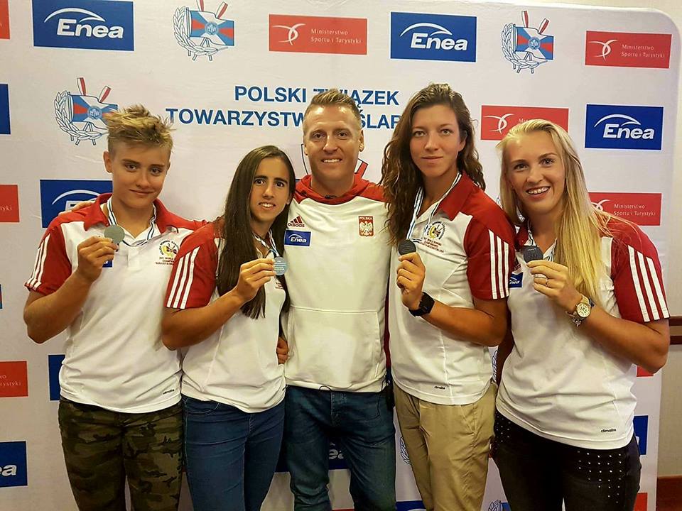 Wioślarska czwórka kobiet z medalami