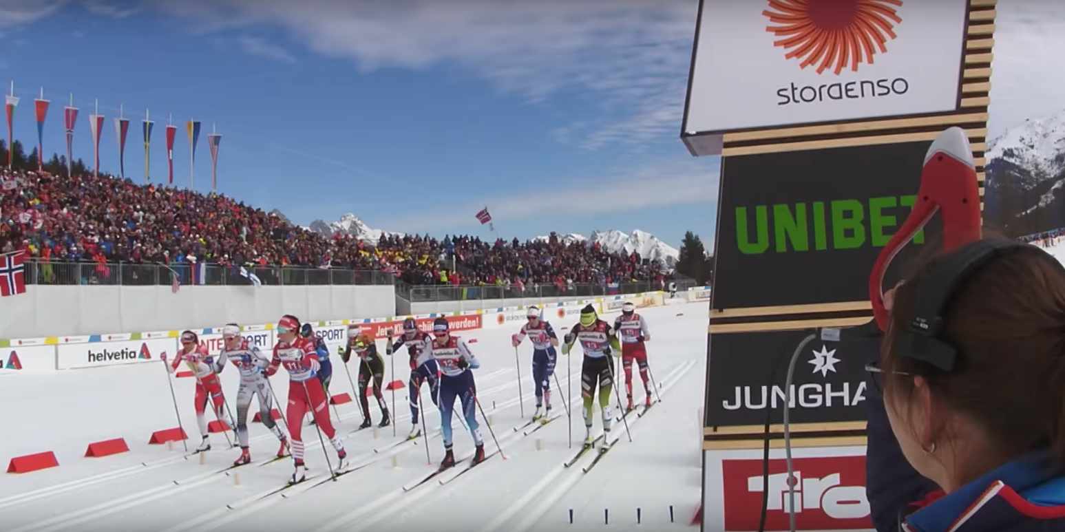 Monika Skinder i Justyna Kowalczyk na starcie sprintu drużynowego, sztafeta