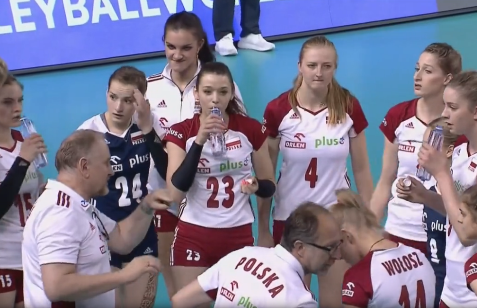 Polskie siatkarki: Martyna Grajber, Natalia Mędrzyk i polskie siatkarki w meczu z Koreą