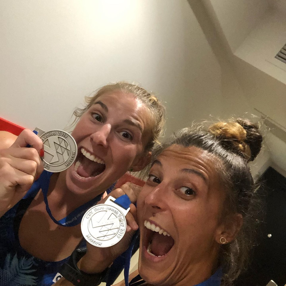 Katarzyna Kociołek i Kinga Wojtasik z medalami